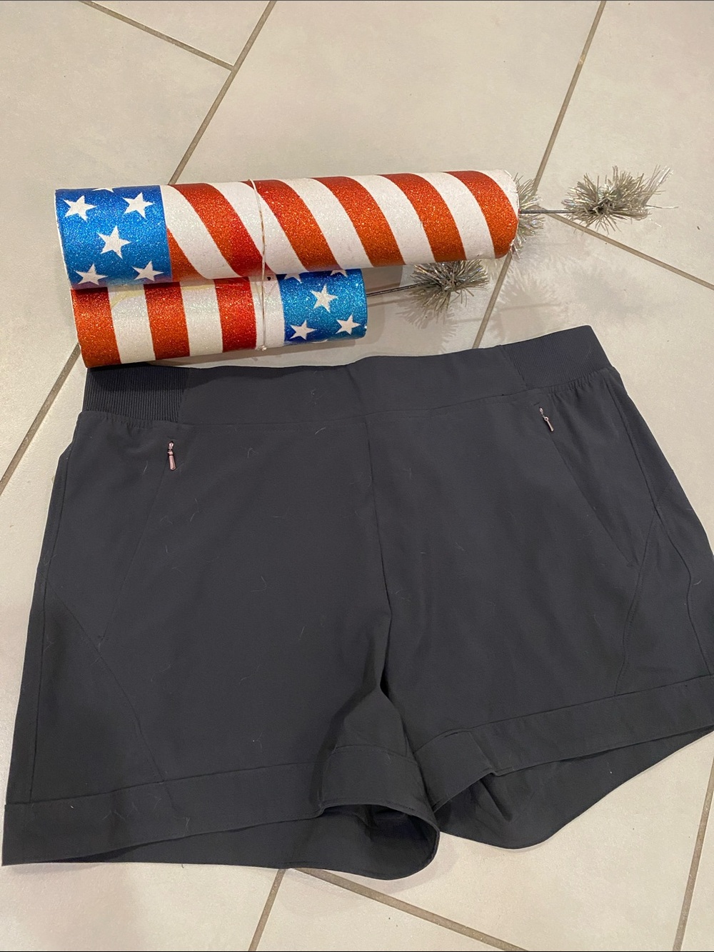 Calia by Carrie Underwood Mid Rise Short relaxed fit 5" inseam size large NWT